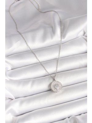 İlk El Grup 316L Çelik Gümüş Renk Zincir Zirkon Taşlı Kalp Işlemeli Madalyon Model Kadın Kolye