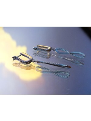 Marmaris Jewellery 925 Ayar Kadın Gümüş Küpe Sonsuzluk Figürlü Ince Tasarım Modern ve Zarif Kadın Model