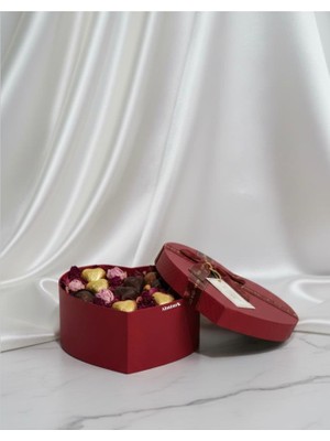 abnturk 1 Adet Kabartmalı Mat Kırmızı Deri Görünümlü Kalpli Hediye Kutusu 22X21 cm 090