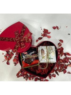 abnturk 1 Adet Kabartmalı Mat Kırmızı Deri Görünümlü Kalpli Hediye Kutusu 16 x 14 cm 090