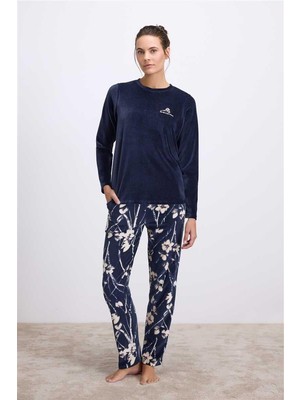  Uzun Kollu Kadife T-Shirt ve Çiçek Desenli Pantolon Pijama Takımı