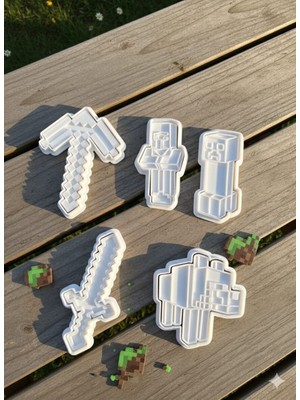 Ceresshop Minecraft Temalı Kurabiye Kalıbı Seti – Kılıç, Kazma ve Karakter Figürleri (5’li Set)