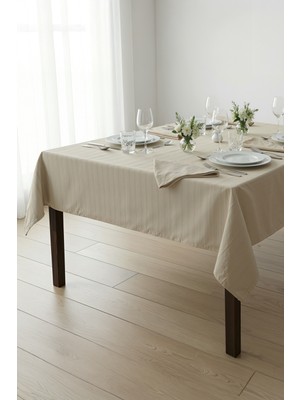 155 cm x 175 cm Masa Örtüsü + 4 Adet 40 cm x 40 cm Peçete
