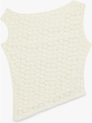 Koton Slim Fit Asimetrik Kesim Kolsuz Kayık Yaka Dantel Bluz