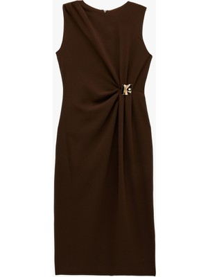 Koton Krep Kumaş Slim Fit Aksesuarlı Kolsuz Bisiklet Yaka Midi Boy Drapeli Elbise