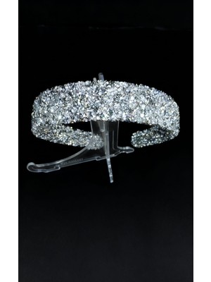 KirLinova Taşlı Geniş Taç – Altın Tonlu El Yapımı Özel Tasarım