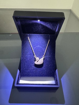 Gözde Aksesuarım Işıklı Kutusunda Gold Kuğu Kolye Çelik