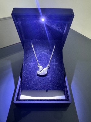 Gözde Aksesuarım Işıklı Kutuda Gümüş Renk Kuğu Kolye Çelik