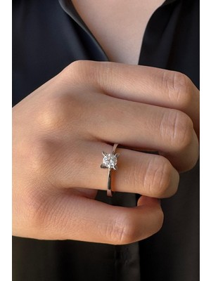 14 Ayar Altın 0,20 Karat Badem Tırnak Tektaş Yüzük