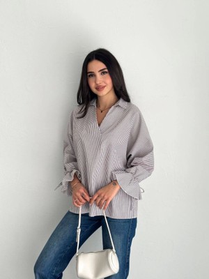 Sidelya Concept Arkası Asimetrik Yırtmaç Kesim Detaylı Cizgili Bluz Gömlek - Gri