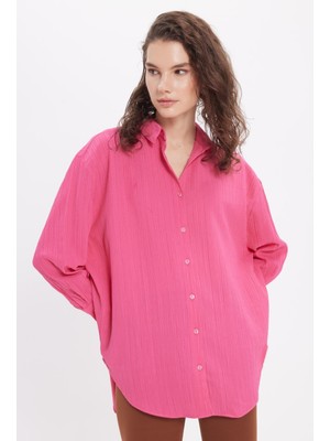 Tudors Kadın Oversize Geniş Kesim Bürümcük Pens Detaylı Uzun Kollu Dokulu Pembe Gömlek