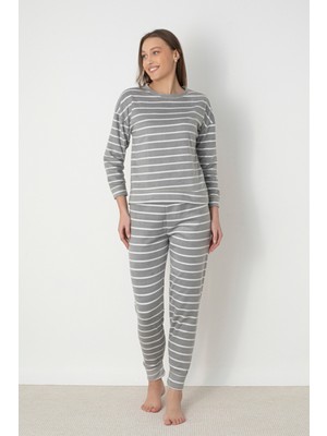 Dofi Kadın Gri Çizgili Flanel Polar Pijama Takımı – Sıcak ve Rahat