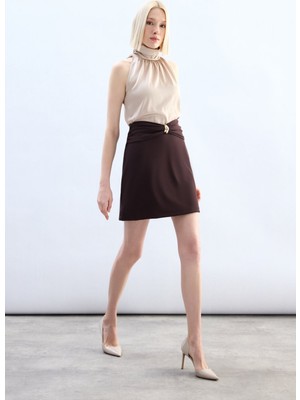 Sateen Bel Aksesuarlı Mini Etek - Kahve