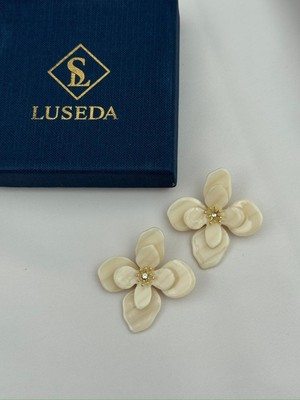 Luseda Beyaz Çiçek Detaylı Küpe