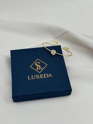 Luseda Vıp Taşlı Yonca Figürlü Ince Gold Ayarlanabilir Kelepçe Bileklik