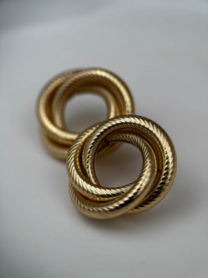 Luseda Burgu Detaylı Dairesel Gold Tasarım Küpe