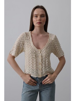 Çiçek Detaylı Düğmeli Triko - Ekru