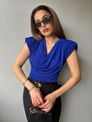 Kadın V Yaka Vatka Detay Kolsuz Dökümlü Bluz