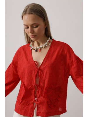 Moda Loris Kalp Detaylı Bağlamalı Brode Bluz - Kırmızı