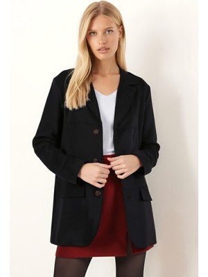 Armonika Kadın Siyah Yakalı Cep Kapaklı Düğmeli Vatkalı Premium Süet Oversize Ceket ARM-25K001057