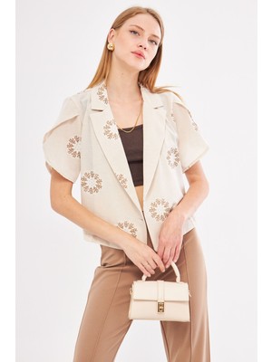 Armonika Kadın Açık Kahve Keten Görünümlü Desenli Kolu Yırtmaçlı Crop Kısa Kol Ceket ARM-24Y001095