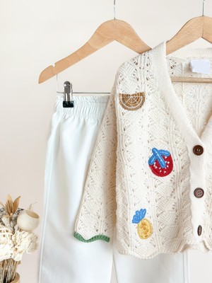 Monila Kız Çocuk Bej Renk Aplike Detaylı Triko Hırka ve Kanvas Pantolonlu Altüst Takım (2 Parça)