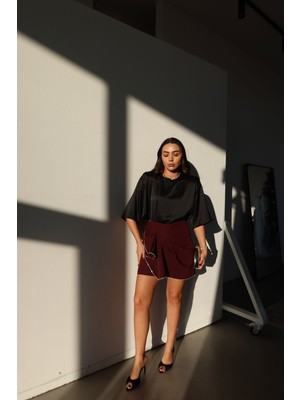 Özge Özgenç Önü Taş Detaylı Tasarım Şort Etek