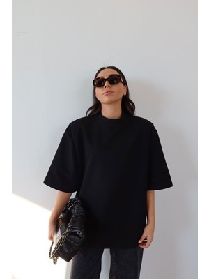 Özge Özgenç Omuzu Vatkalı Oversize Tişört