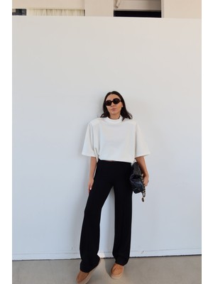 Özge Özgenç Beli Lastikli Ortası Dikişli Rahat Pantolon