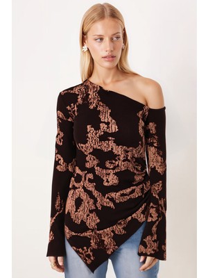 Armonika Kadın Kahve-Bej Asimetrik Yaka Yandan Büzgülü Etek Ucu Yırtmaçlı Uzun Kollu Bluz ARM-26K001022