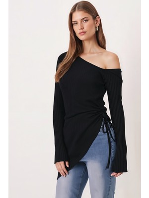 Armonika Kadın Siyah Asimetrik Yaka Yandan Büzgülü Etek Ucu Yırtmaçlı Uzun Kollu Bluz ARM-26K001022