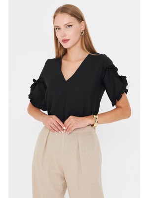 Armonika Kadın Siyah V Yaka Kolları Fırfırlı Kısa Kol Bluz ARM-25Y001090