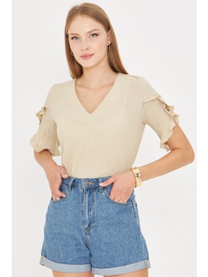 Armonika Kadın Bej V Yaka Kolları Fırfırlı Kısa Kol Bluz ARM-25Y001070