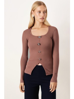 Armonika Kadın Açık Kahve U Yaka Düğme Detaylı Önden Yırtmaçlı Yumuşak Dokulu Bluz ARM-26K001038