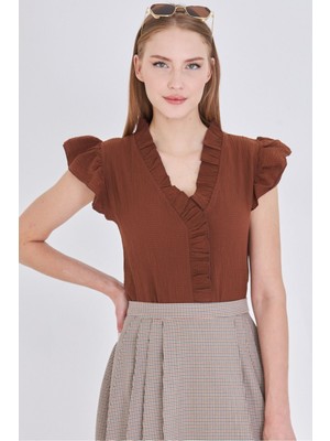 Armonika Kadın Kahve Yakası ve Kolları Fırfırlı Bluz ARM-25Y001063