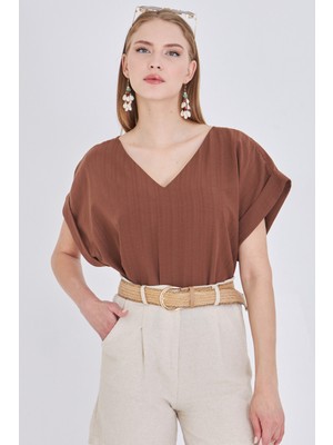 Armonika Kadın Açık Kahve V Yaka Yanları Yırtmaçlı Arkası Uzun Duble Kol Detaylı Oversize Bluz ARM-24Y001074