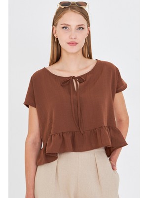 Armonika Kadın Açık Kahve Yarasa Kol Yakası Bağlamalı Eteği Fırfırlı Oversize Crop Bluz ARM-24Y001088