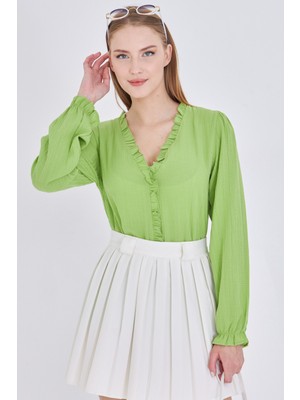 Armonika Kadın Fıstık Yeşili Yakası ve Önü Fırfır Detaylı Kolları Lastikli Uzun Kollu Bluz ARM-25K001030