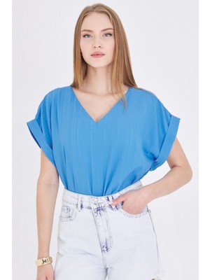 Armonika Kadın Mavi V Yaka Yanları Yırtmaçlı Arkası Uzun Duble Kol Detaylı Oversize Bluz ARM-24Y001074