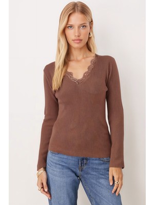 Armonika Kadın Açık Kahve V Yaka Yumuşak Dokulu Yakası Dantelli Uzun Kollu Bluz ARM-26K001028