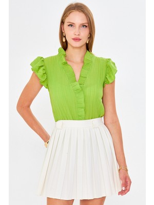 Armonika Kadın Fıstık Yeşili Yakası ve Kolları Fırfırlı Bluz ARM-25Y001063
