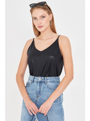 Armonika Kadın Parlak Siyah Keten Görünümlü Askılı Bluz ARM-24Y001064