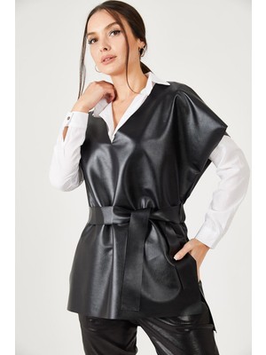 Armonika Kadın Siyah V Yaka Deri Görünümlü Önü Kısa Arkası Uzun Kuşaklı Bluz ARM-21K001054