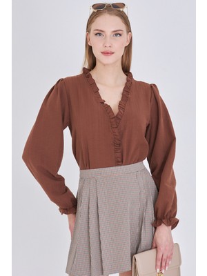 Armonika Kadın Açık Kahve Yakası ve Önü Fırfır Detaylı Kolları Lastikli Uzun Kollu Bluz ARM-25K001030