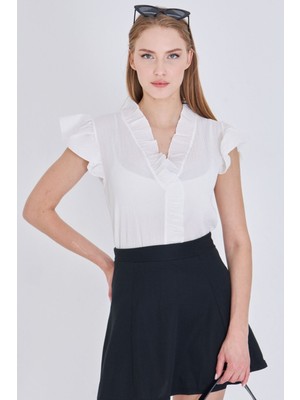 Armonika Kadın Beyaz Yakası ve Kolları Fırfırlı Bluz ARM-25Y001063