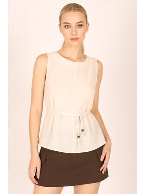 Armonika Kadın Krem Sıfır Yaka Vücuda Oturan Belden Bağlamalı Kolsuz Keten Görünümlü Bluz ARM-25Y001081