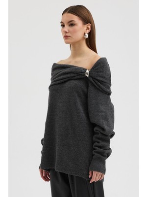 Lijuri Aksesuar Detaylı Madonna Yaka Salaş Triko Kazak 1389