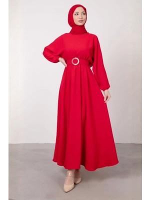 Tesettür Diyarı Kristal Işlemeli Kemerli Aerobin Kumaş Tesettür Elbise- Kırmızı Standart (36-42 Uyumlu)