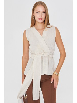 Armonika Kadın Krem Kruvaze Yaka Eteği Fırfırlı Kuşaklı Keten Görünümlü Bluz ARM-25Y001093