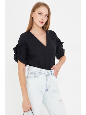 Armonika Kadın Siyah V Yaka Kolları Fırfırlı Kısa Kol Bluz ARM-25Y001031